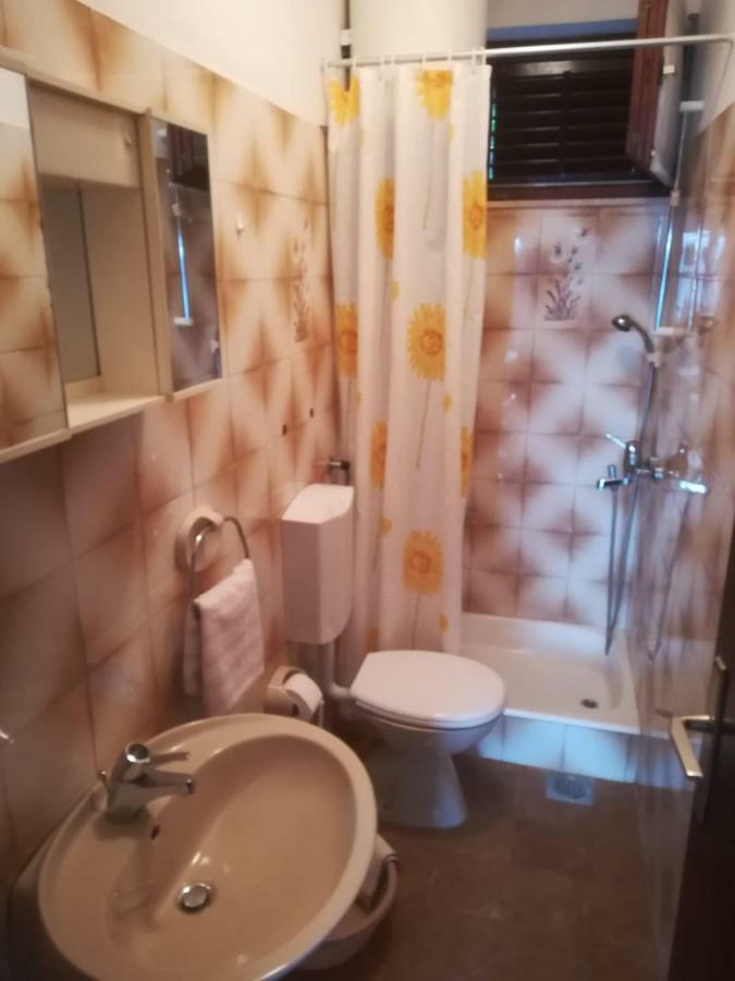 Apartmani Ujdur Omis Luaran gambar