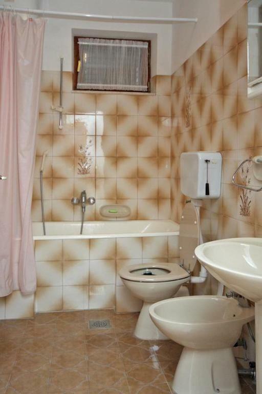 Apartmani Ujdur Omis Luaran gambar
